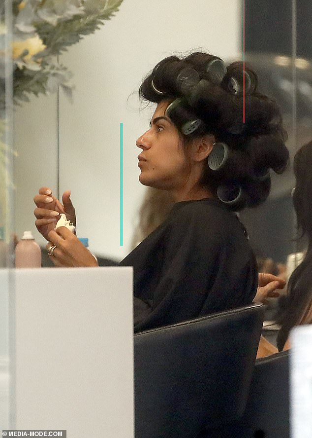 Карина сидела в косметическом кресле с большими бигуди в волосах.