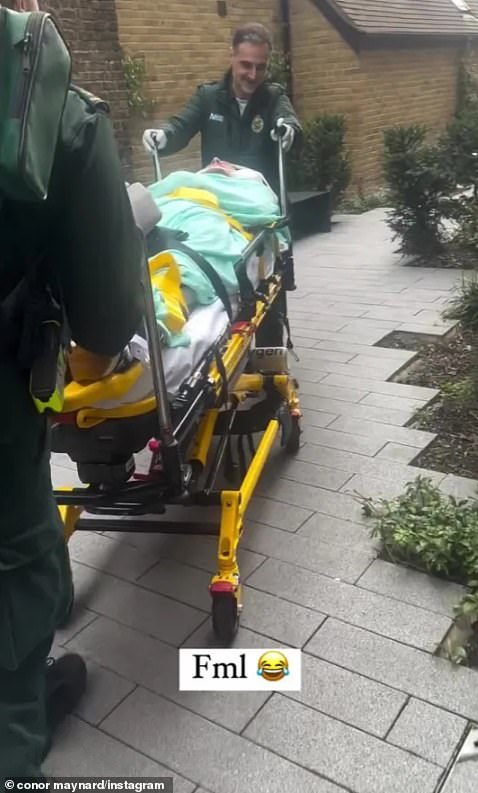 На одном из снимков голова Конора была зафиксирована скобой, пока он лежал на носилках, а затем его увезли парамедики.