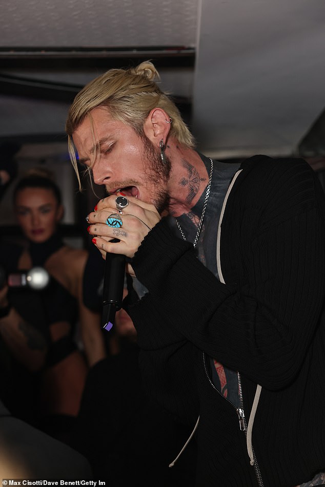 MGK отыграл зажигательный и продолжительный сет в The Rex Rooms, новом лаунж-зале и приватной комнате, официальное открытие которой намечено на 6 марта.