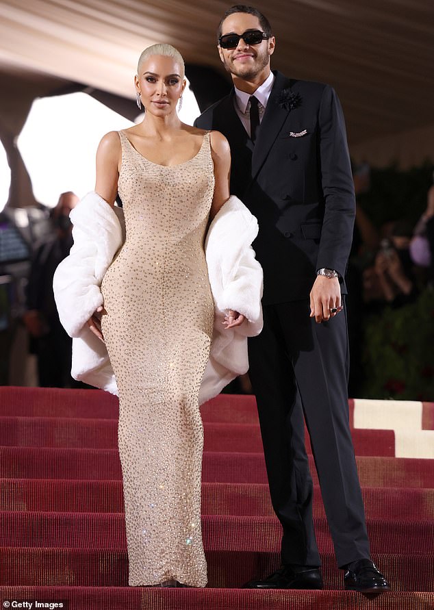 Ким и Пит присутствуют на Met Gala 2022, где она надела платье Мэрилин Монро 