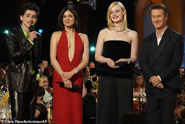 На церемонии SAG Awards Тимоти представил фильм A Complete Unknown вместе со своими коллегами по фильму Моникой Барбаро, Элль Фаннинг и Эдвардом Нортоном.