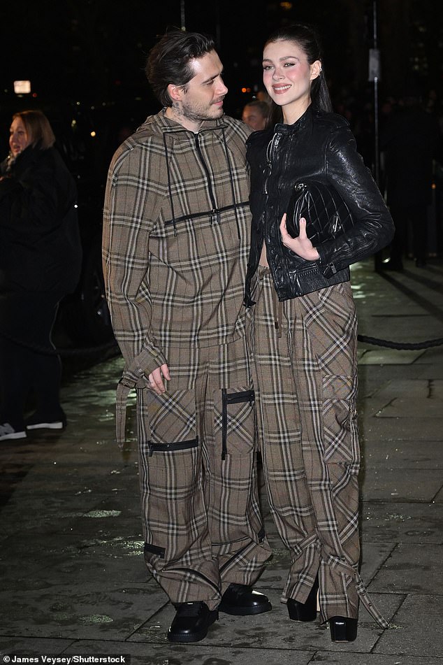 По прибытии они выглядели как всегда влюбленными.