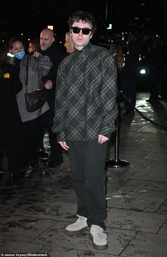 Ее кузен Леннон Галлахер также прибыл на шоу.