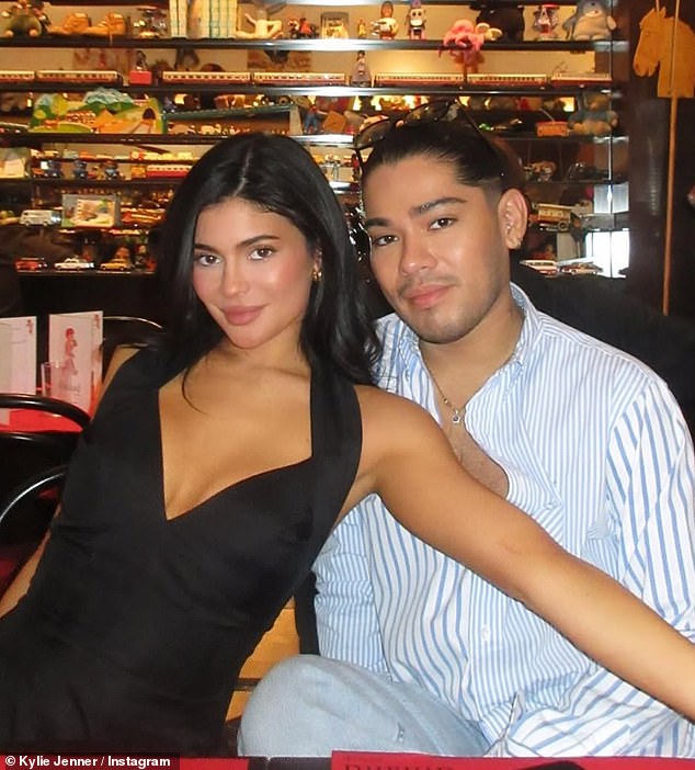 Дженнер также поделилась монтажом фотографий, отражающих счастливые времена, которые были у пары