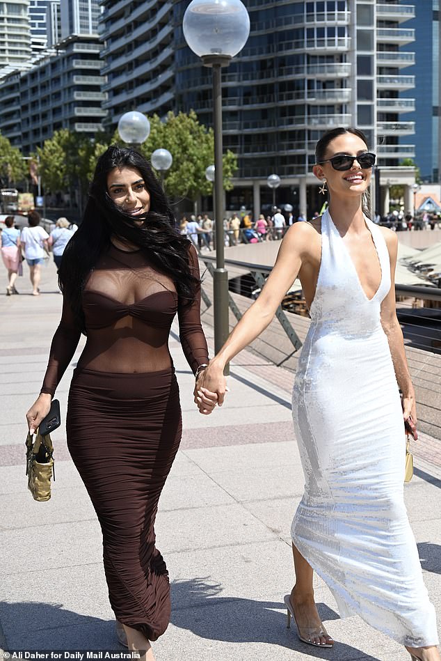 Несмотря на инцидент, обе женщины выглядели невозмутимыми, наслаждаясь своим днем в городе, посылая четкий сигнал о силе и солидарности