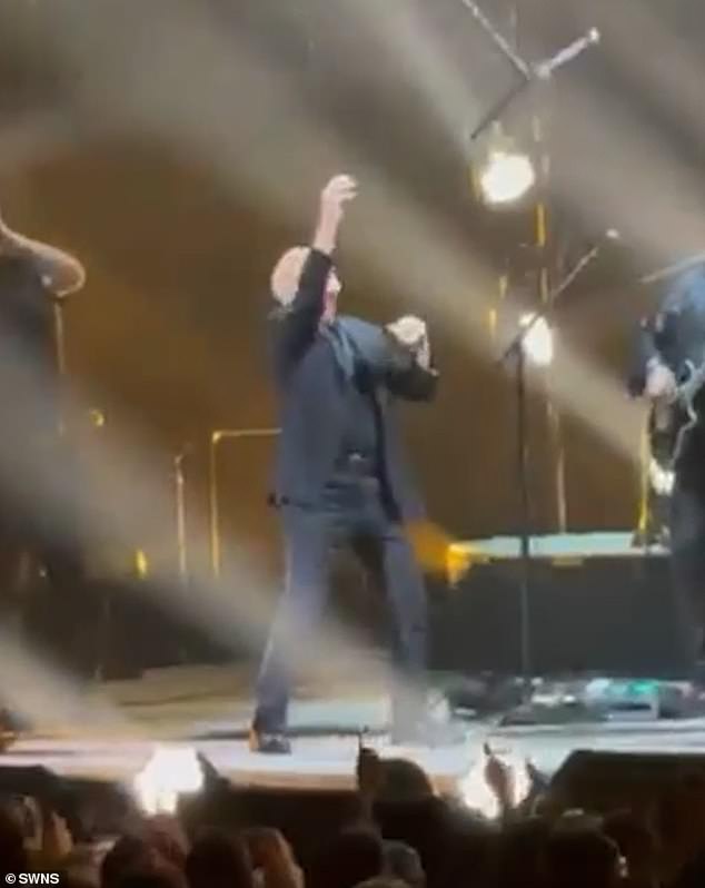 Билли исполнял свою песню It's Still Rock and Roll to Me, когда он оступился и упал на спину, вызвав вздох публики.