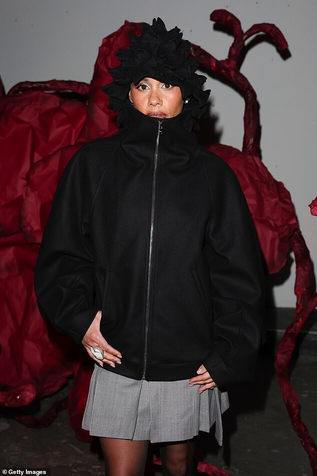 Алекс Скотт в причудливом наряде посетила показ Chet Lo London Fashion Week