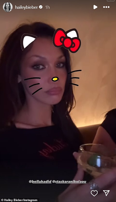 Девушка с обложки Vogue уложила свои шелковистые брюнетистые локоны в свободные волны и подчеркнула голубые глаза дымчато-коричневыми тенями.