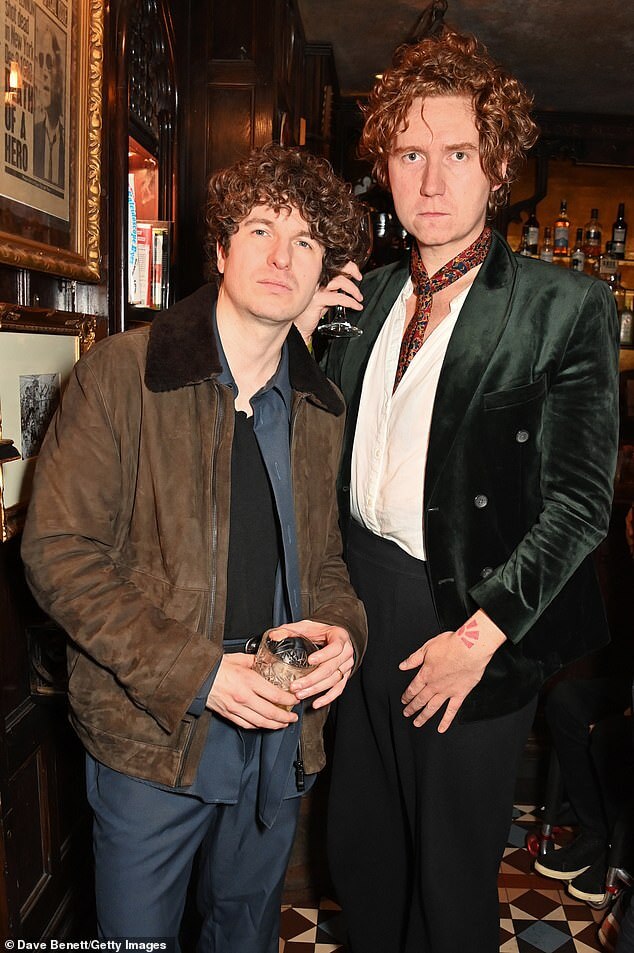 Британская группа The Kooks рассказала о том, что они не прочь переехать в Поднебесную, но есть одна проблема - стоимость жилья.