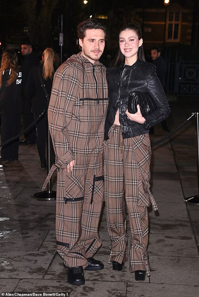 В понедельник на показе Burberry в рамках Недели моды в Лондоне, который проходил в Тейт Британ, присутствовали звезды, в том числе Бруклин Бекхэм и его жена Никола Пельтц.