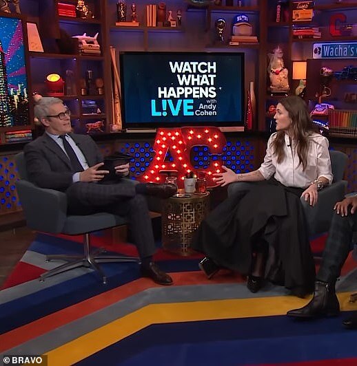 Дрю Бэрримор получила от ведущего программы Watch What Happens Live Энди Коэна вопрос о том, кто, по ее мнению, лучше всех целуется на экране во время эпизода в среду.
