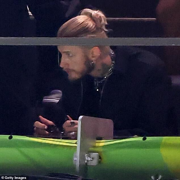 Machine Gun Kelly наслаждался воскресным Суперкубком вместе со своими звездными друзьями