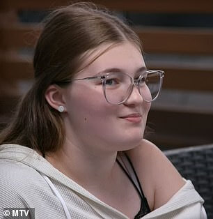 Мини-дочь Эмбер Портвуд, 16-летняя Лия, ходит на терапию, чтобы справиться с травмой, полученной в детстве.
