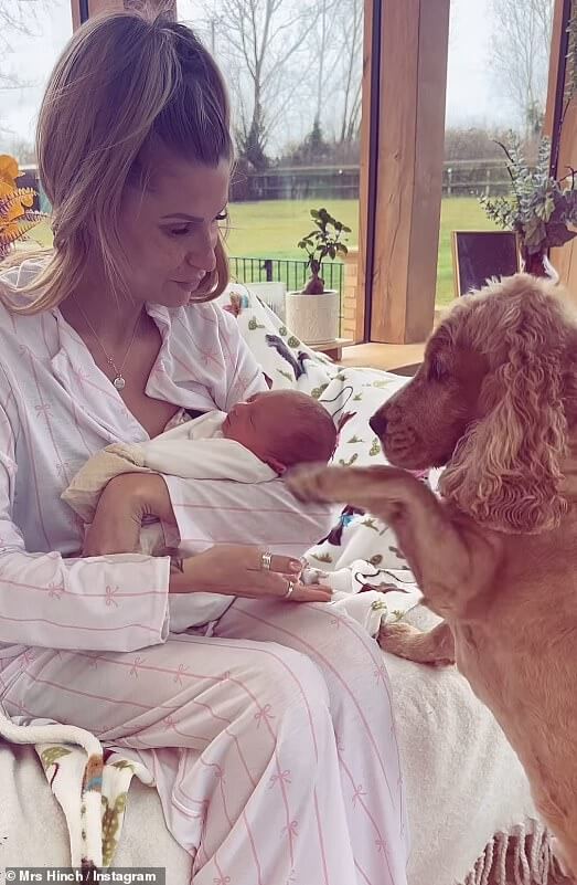 Миссис Хинч оставила своих поклонников в слезах, опубликовав в Instagram милый ролик о том, как ее новорожденный сын знакомится со своими братьями в пятницу после того, как она родила своего третьего ребенка.