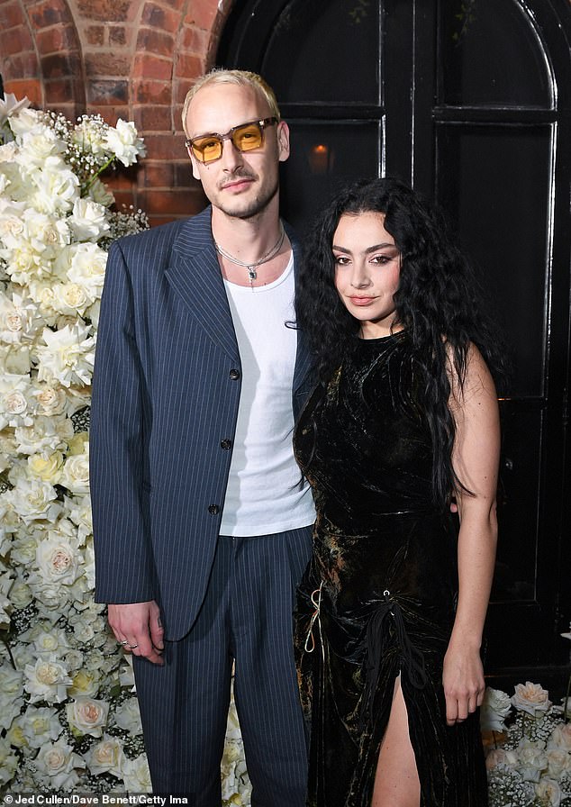Charli XCX на фото со своим женихом Джорджем Дэниелсом