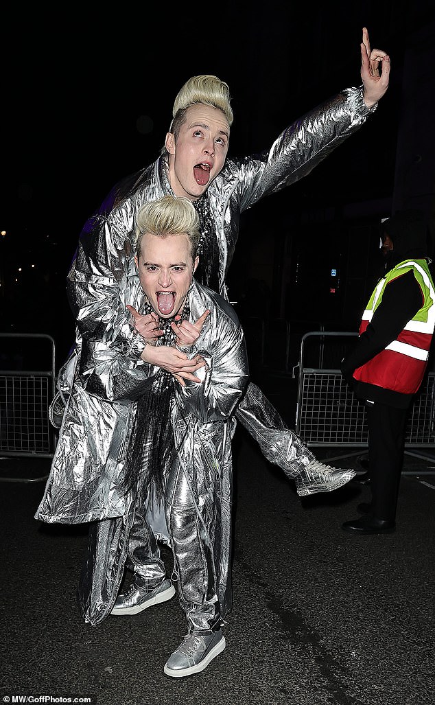 Jedward также появились на Universal в одинаковых серебристо-металлических нарядах.