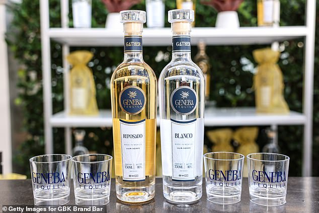 Гости бара GBK Brand Bar пили и получали в подарок бутылку текилы Geneba