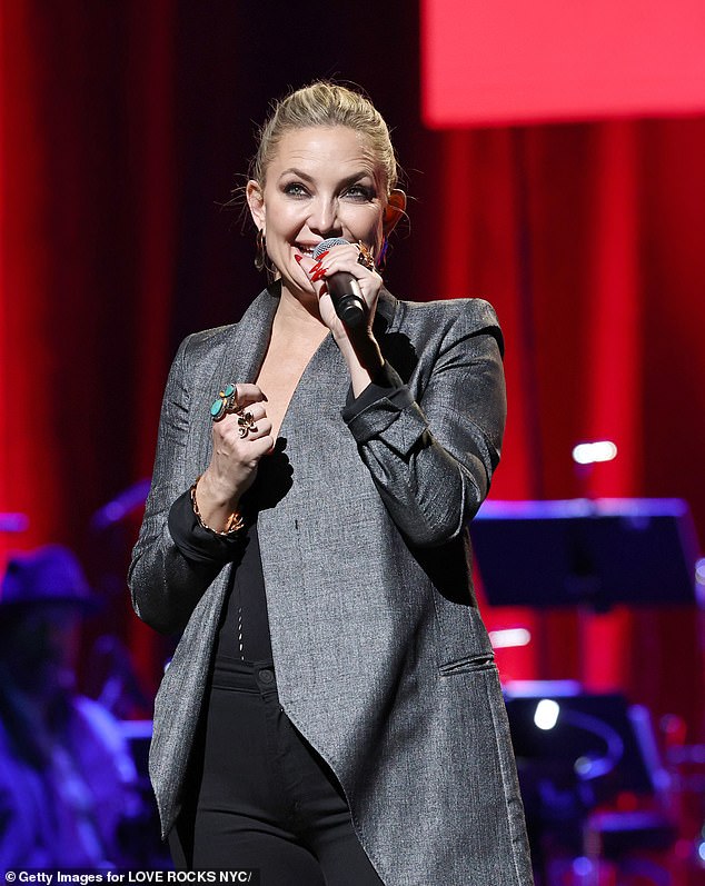 Хадсон быстро переоделась, когда вышла на сцену для выступления