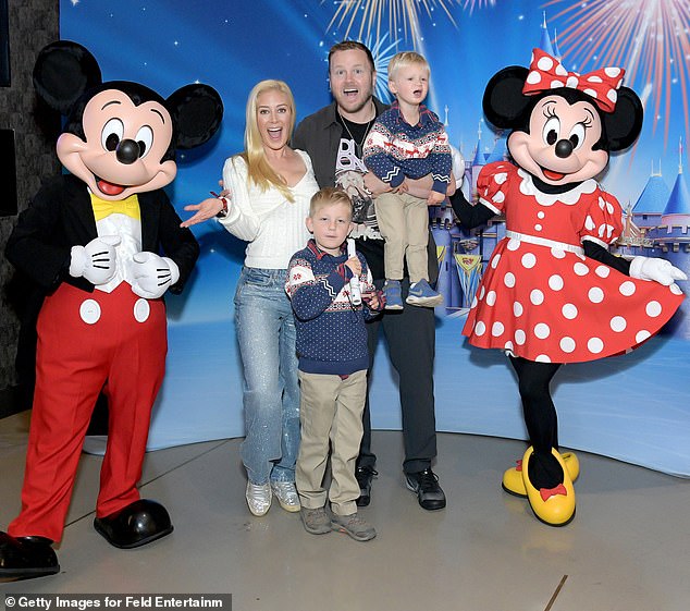 Родители с детьми Ганнером и Райкером на Disney On Ice Presents Magic In The Stars на Crypto.com Arena 21 декабря 2024 года в Лос-Анджелесе