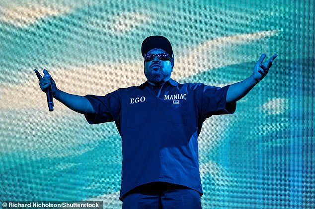 На концерт хитмейкер пришел в монохромном образе, надев черные брюки и черную рубашку с надписью 