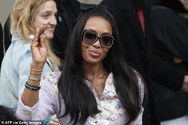 Звезда добавила пару больших стильных черных очков, а затем уложила волосы большим черным бантом.