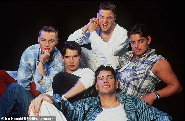 Кит прославился в 90-е годы как участник бойзбенда Boyzone (по часовой стрелке слева: Ронан Китинг, покойный Стивен Гейтли, Майки Грэм, Кит и Шейн Линч (на фото 1996 г.)