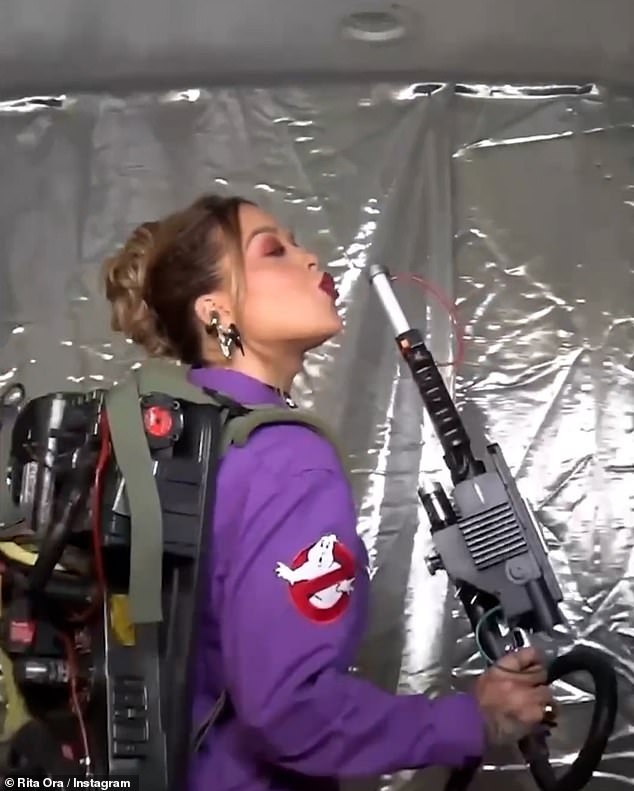 Хитмейкер Poison также продемонстрировала рюкзак и палочку Proton Pack, приняв несколько поз для камеры.