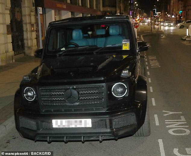 Футболист наслаждался вечером с друзьями, а затем вернулся в свой Mercedes G Wagon стоимостью 200 000 фунтов стерлингов незадолго до 11 вечера.