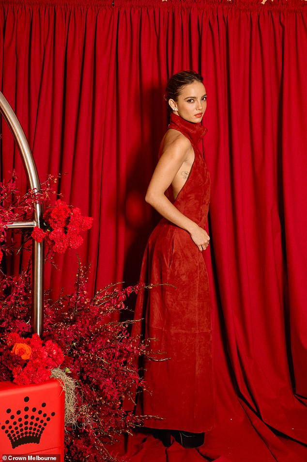 Сногсшибательная модель, появившаяся на обложке журнала Harper's Bazaar, недавно прибыла в Мельбурн вместе со своим партнером, звездой 
