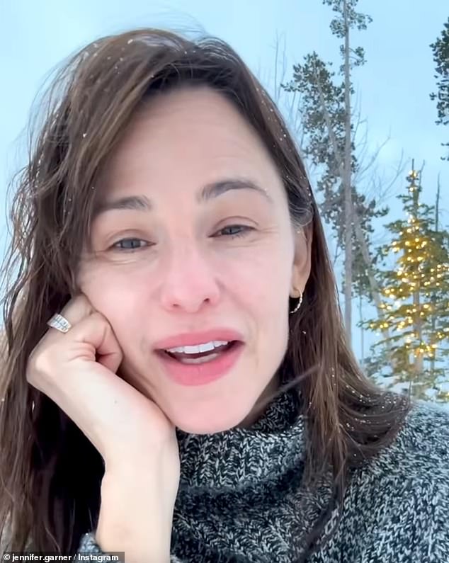 Ради благого дела 52-летняя актриса опубликовала в своем Instagram Stories объявление о том, что она будет работать в социальных сетях в течение ограниченного времени