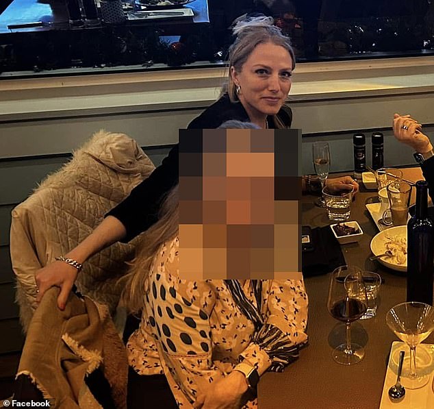Дженнифер сделала несколько татуировок, в том числе с текстами песен Пола Маккартни и логотипом рок-группы Metallica (Дженнифер на фото с татуировками на руках)