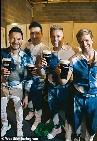 Певцы WestLife Шейн Филан, Марк Фихили, Киан Иган и Ники Бирн поделились фото за кулисами, где они наслаждаются пинтой Гиннесса перед одним из своих шоу.