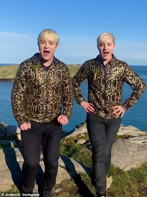 Тем временем группа Jedward надела одинаковые зеленые куртки с леопардовым принтом, чтобы потанцевать на солнечном краю скалы с видом на океан.