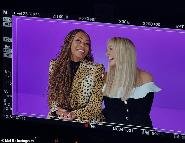 В прошлом месяце Эмма вызвала восторг среди поклонников Spice Girls, после того как стало известно, что она вместе с подругой по группе Мел Би снимается в новом сериале в стиле к-поп (на фото вместе).
