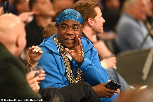 В тревожной сцене актеру внезапно стало плохо в своем кресле на корте, а видеозаписи его рвоты были выложены в сеть X; он изображен на игре 