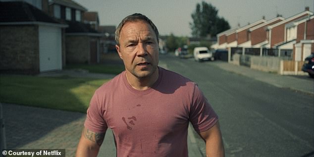 В центре триллера - 13-летний Джейми Миллер (Оуэн Купер), обвиняемый в убийстве школьницы, и детище Стивена, который играет отца мальчика.