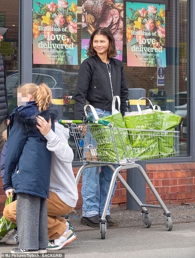 Зендая и Том, замеченные в прошлом году за покупками в магазине Waitrose в Лондоне, были названы ее сводной сестрой 