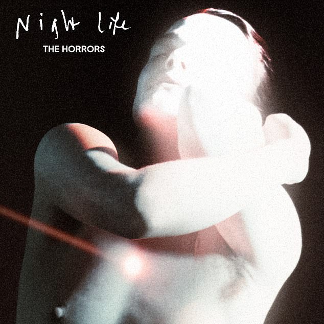 The Horrors, возглавляемые харизматичным Фарисом Бадваном, возвращаются сегодня с Night Life, своим первым альбомом за восемь лет и мощным подтверждением их способности преподносить сюрпризы.