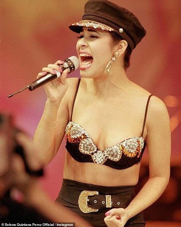 В начале 1995 года Селена и ее отец Абрахам Кинтанилла-младший установили, что Салдивар присвоила около 30 тысяч долларов из фан-клуба и бутиков, и уволили ее из обеих организаций.