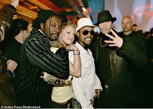 В составе Black Eyed Peas она выпустила ряд хитов, включая, но не ограничиваясь ими, My Humps, Where Is the Love? и I Gotta Feeling с рэперами will.i.am., Taboo и apl.de.ap.; на фото сентябрь 2004 года в Кельне, Германия