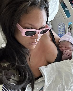 37-летняя Рианна поделилась двумя гламурными селфи после родов, на которых она лежит на больничной койке, прижимая к груди новорожденного ребенка.
