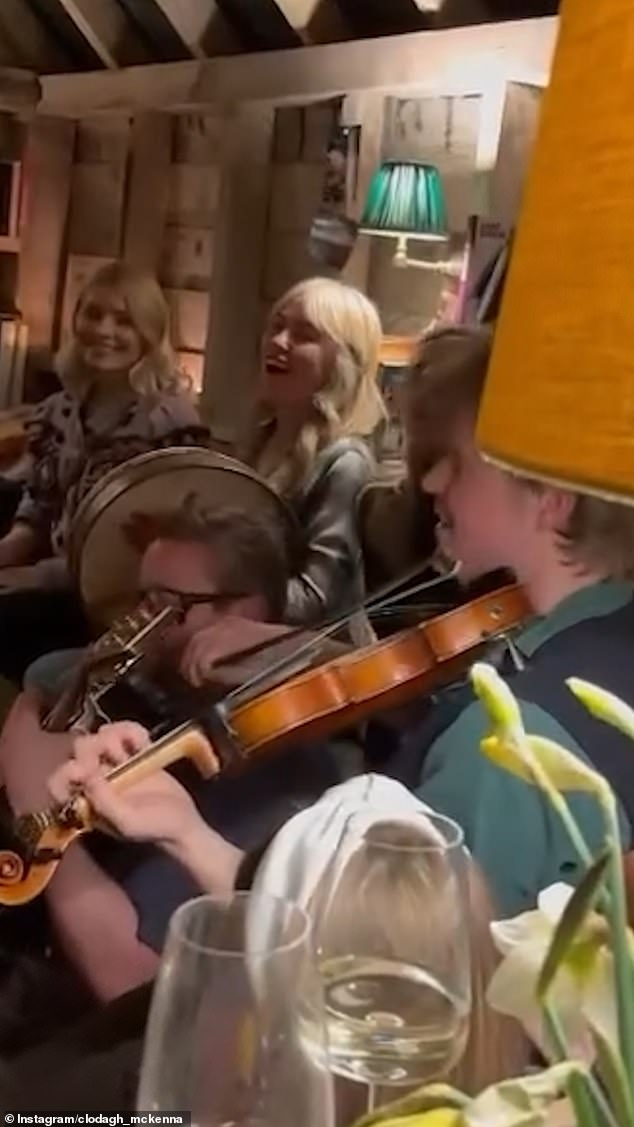 Холли сияла, наслаждаясь Гиннессом в The Cook Arms, прежде чем группа исполнила несколько ирландских песен.