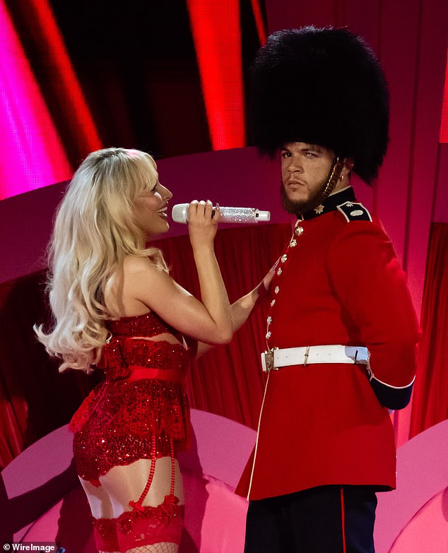 Зрители Brit Awards были возмущены развязным выступлением Сабрины Карпентер перед премьерой, во время которого американская поп-звезда встала на колени перед