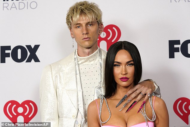 Меган ждет своего первого ребенка от бывшего Machine Gun Kelly; они расстались в ноябре, после того как она узнала, что он общается с другими женщинами за ее спиной; виделись 27 мая 2021 года.