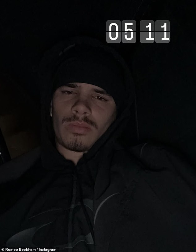 Ромео Бекхэм рассказал о своей досаде после того, как столкнулся с огромным рекламным щитом, на котором его отец Дэвид позирует в одних трусах в своей последней обжигающей фотосессии.