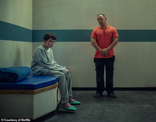 Выступая исполнительным продюсером шоу, Стивен сказал, что идея сериала пришла к нему в результате изучения эпидемии преступлений с использованием ножей в Великобритании (на фото: Оуэн в роли Джейми).