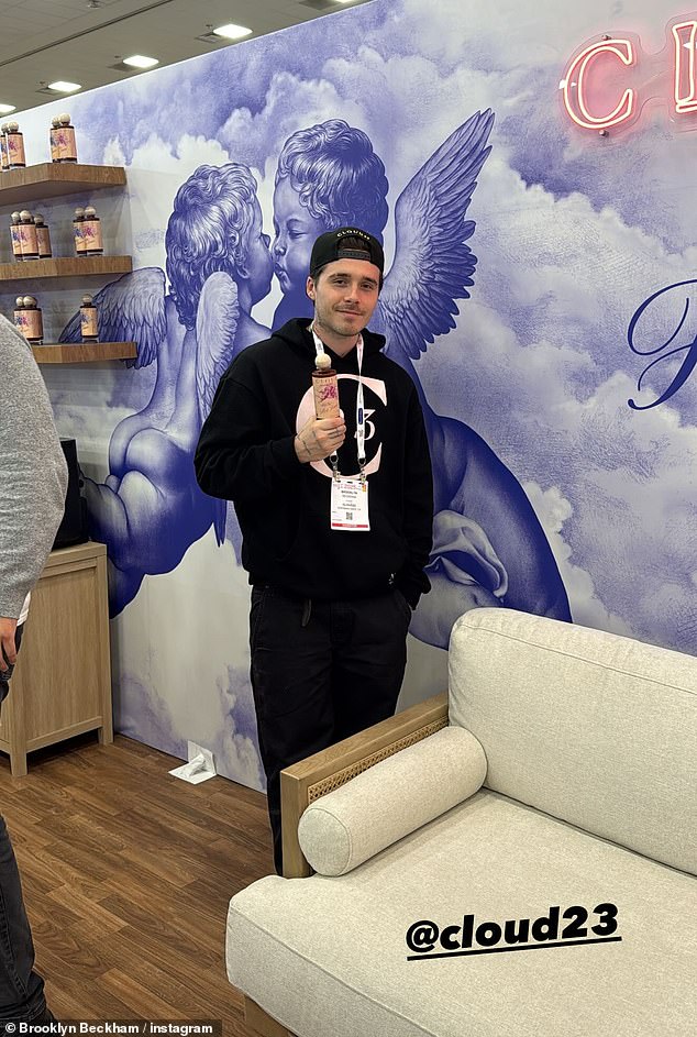 Однако 26-летний Бруклин, судя по всему, не присутствовал на показе, поскольку во время его проведения он поделился в своем Instagram Stories фотографиями с другого мероприятия.