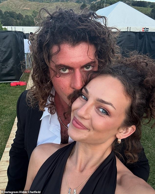 Фронтмен группы Peking Duk, который также выступает под сценическим псевдонимом Кели Холидей, шокировал поклонников, когда выложил в сеть видео, в котором сказал, что пишет 