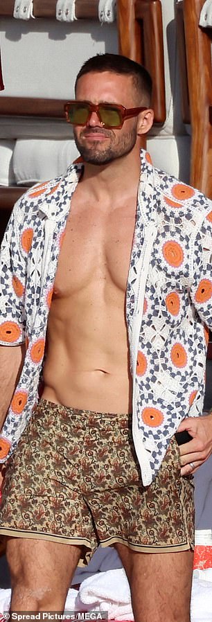 Бывшая звезда Made In Chelsea также добавила модные оттенки.