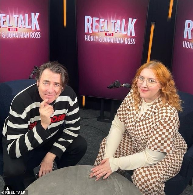 64-летний Джонатан и Хани вместе ведут подкаст Reel Talk и еженедельно обсуждают все, что связано с кинематографом: кинорелизы, сериалы и фильмы, которые стоит посмотреть.